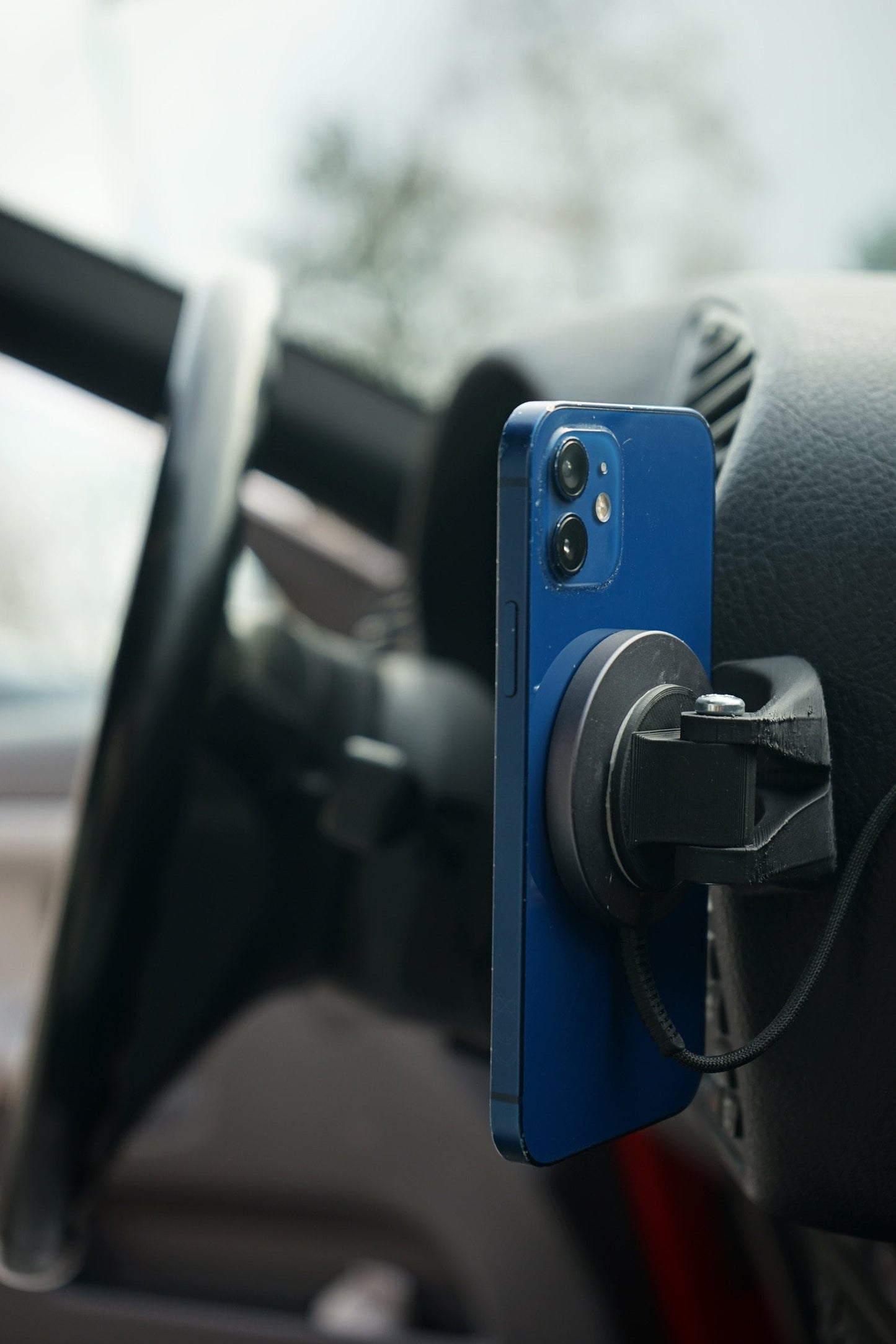 BMW E36 Magsafe phone mount