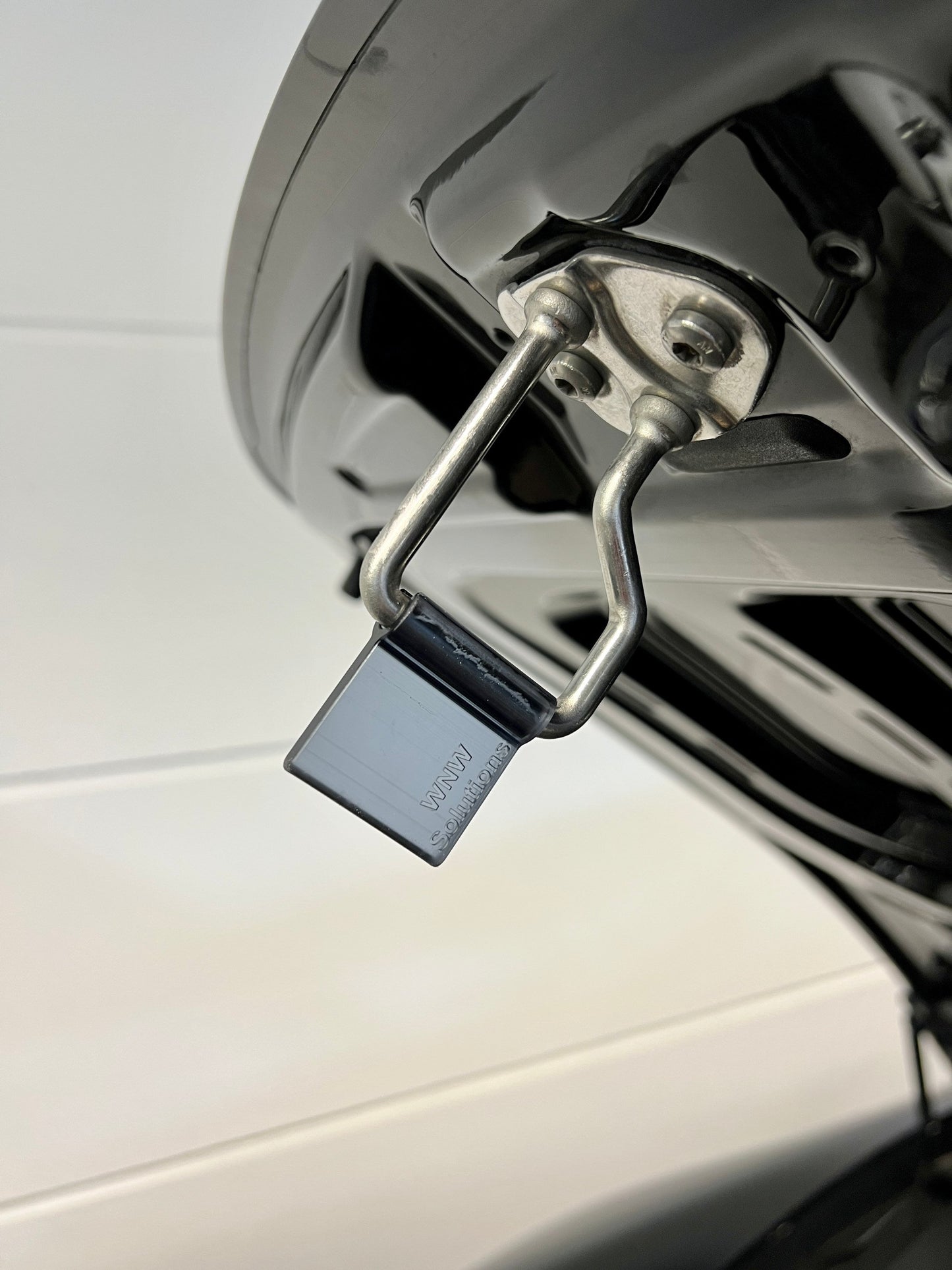 Porsche hood lock tool